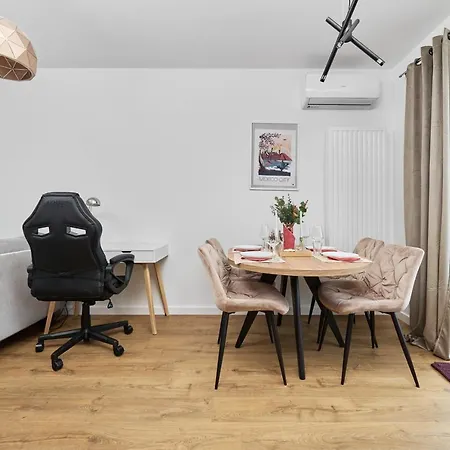Miedziana 6 & 18 With Free Garage By Renters Apartment